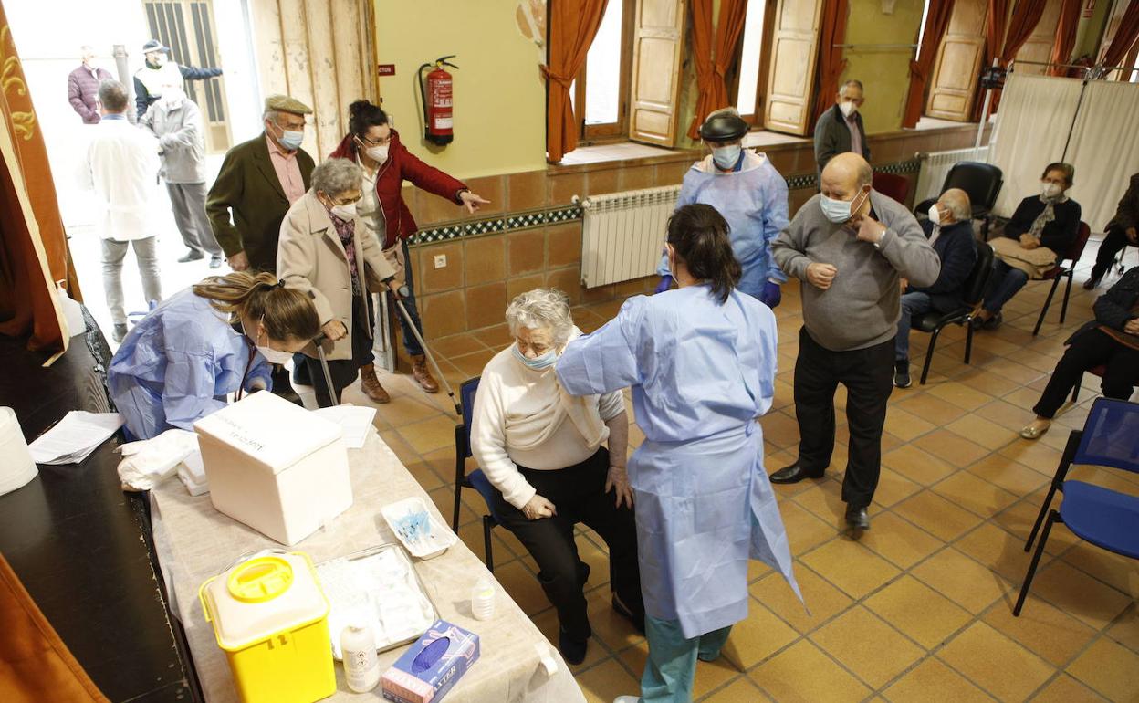 El SES pide paciencia a los mayores de 80 años que aún no han citado a